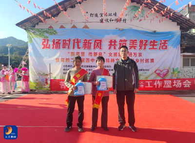闯王镇苦竹林村：评选“最美”典型  助力乡风文明建设 