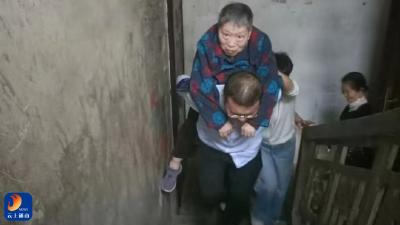 七旬老人开户难？ 支行长“六楼躬身背”，解锁服务新模式