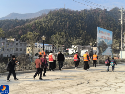 厦铺镇：12・5国际志愿者日“万人洁城”活动焕新家园