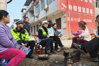 美丽乡村行 | 冬日护乡路，通山交警进村把安全 “唠” 给乡亲听