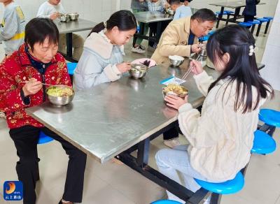 共护舌尖安全——黄沙铺镇万家学校开展校园餐开放日活动