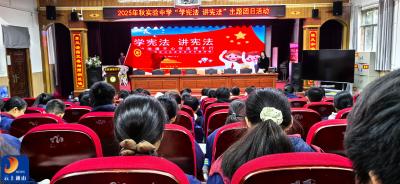 县实验中学开展“学习宪法精神  争做守法好团员”主题团课