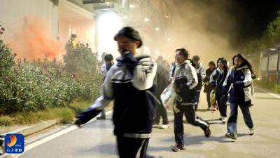 闻令而动，安全有序！直击通山县实验高级中学夜间疏散演练现场