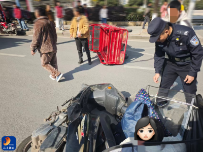 街头突发车祸，通山公安民辅警紧急救援开辟生命通道