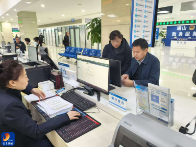 县林业局开展“一把手坐窗口、走流程、优服务”    活动，持续提升政务服务水平