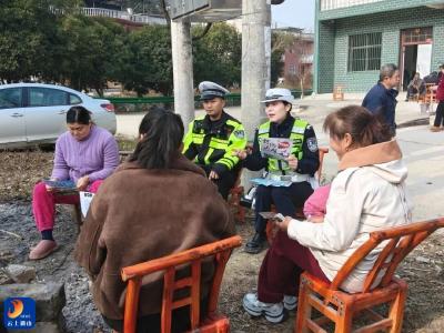 美丽乡村行 | 冬日护乡路，通山交警进村把安全 “唠” 给乡亲听