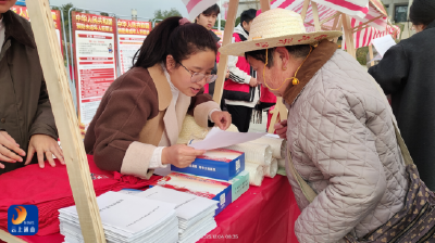 县委政法委开展国家宪法日集中宣传活动