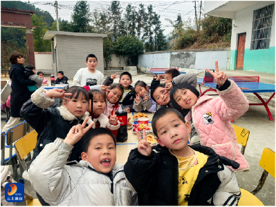 辞旧迎新 共享欢乐——燕厦乡四城小学开展元旦美食游园喜乐会活动