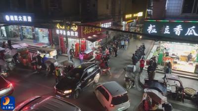 V视丨实验初中“警家校”联动护学 错峰放学筑起安全屏障