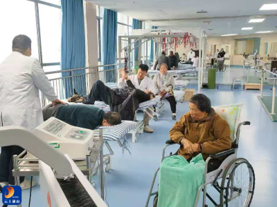投入全心 帮扶真心  服务细心  护理贴心  通山县人民医院采取院院联手创办康复中心做到“四心”暖民心