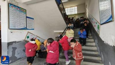 防患未“燃”护校园，安全“童”行筑防线——郭家岭小学开展消防疏散演练及灭火知识宣讲