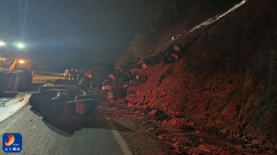 深夜，货车刹车失灵侧翻墈下，通山交警5小时奋战保畅通