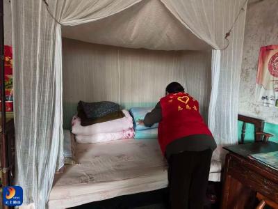 通羊镇凤池社区开展独居老人探望志愿服务活动 