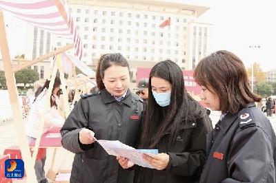 “宪”身说法“税”护民生  通山县税务局扎实开展2025年宪法宣传日集中宣传活动