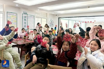 【新春走基层⑨】巧手剪窗花  欢乐迎新春