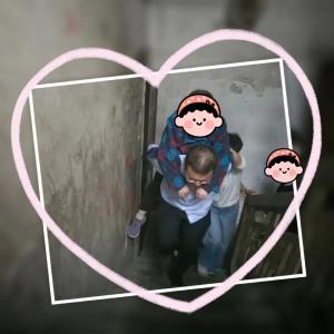 【农商服务】七旬老人开户难？支行长“六楼躬身背”，解锁服务新模式