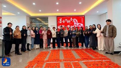 通羊镇洋都社区开展“墨香迎新春 福联进万家”文明实践活动