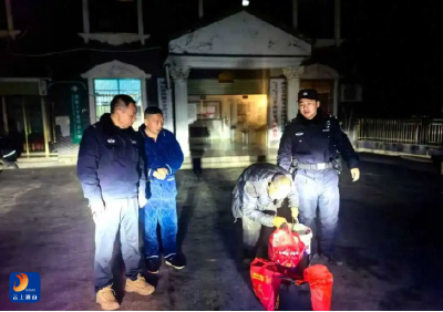 雨夜警灯暖归途！洪港派出所护送残疾老人平安回家