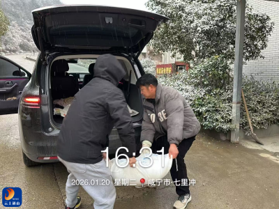 县城管局开展清雪保畅志愿服务活动