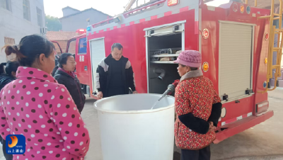寒冬腊月用水难，通山公安村辅李名波用消防车“送”来“及时雨”！