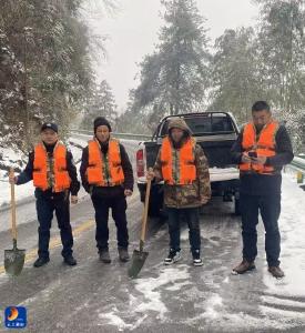 挺身而出！冰雪陡坡间九宫山镇民兵连为游客筑起安全通道