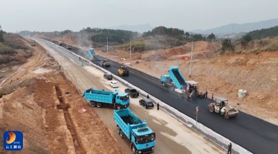 V视丨通山大道一标段启动“刷黑”作业