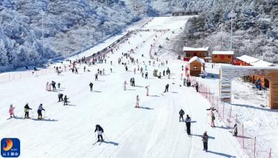 V视丨九宫山冰雪热力全开 南方雪场燃动冬日经济