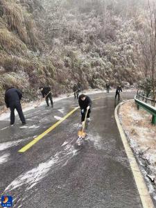 杨芳林乡积极开展横溪村上郑铲雪行动，保障村民出行安全
