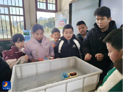 燕厦乡四城小学开展趣味科技手工课