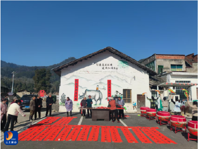 闯王镇苦竹林村：笔墨传情暖乡邻 春联送福进万家