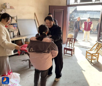 洪港镇妇联开展困境儿童春节走访慰问活动 