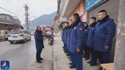 V视丨通山县消防救援局开展背街小巷消防车无法到达区域实操演练