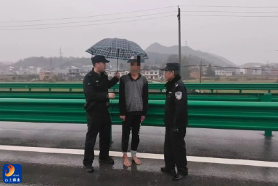 一碗热面、一双暖鞋，通山公安雨夜暖心救助走失男子