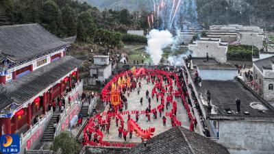 通山：板凳长龙舞古村 江源年味乡土情
