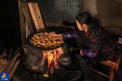 新春走基层㉛・年味丨一灶烟火一锅香：通山炸油干里的浓浓年味