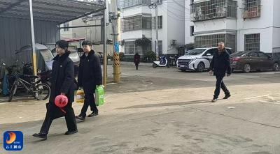 寒冬送暖，情系童心——县法院走访慰问塘下小学贫困学生