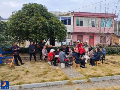 通山县厦铺镇人大代表与村民共话变化谋发展