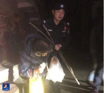 暖心守护！聋哑老人寒夜迷路，通山公安火速救助送归途