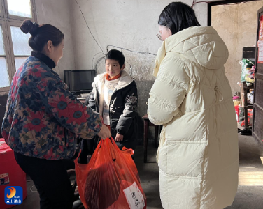 南林桥镇：执委进万家 开展困难儿童过冬衣物捐赠活动 