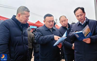 V视丨通山县2026年“春风行动”现场招聘会启动 王功辉到场巡视