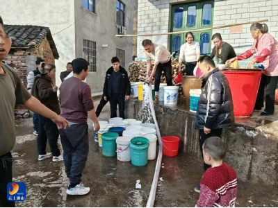 消防车变身“暖心水车”，通山公安把“安心”送到家门口