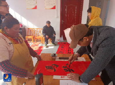 黄沙铺镇烽火村开展“送春联下乡”志愿服务活动