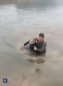 寒冬冰冷河水中，通山公安驻村辅警蔡新春纵身一跃......