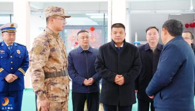 夏福卿到通山县青少年成长学校与师生教官共度除夕