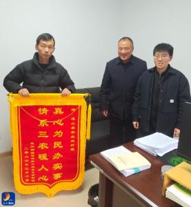 县农业农村局：防贫保障暖民心 群众感恩送锦旗