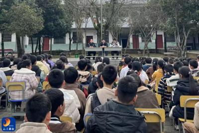法治阳光照亮成长路——厦铺镇开展法治讲座进校园活动