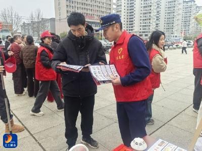 通山县消防救援局：借力“学雷锋”活动月启动仪式深化消防宣传