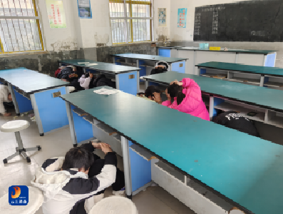 远离地震，守护自身安全 —— 乌岩小学开展防地震演练