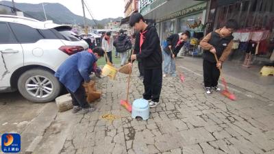 学雷锋，践行动——通山县厦铺小学五六年级开展学雷锋扫街活动