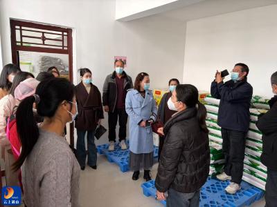 家校携手护食安 透明食堂暖人心—— 县实验中学举办食堂家长开放日活动